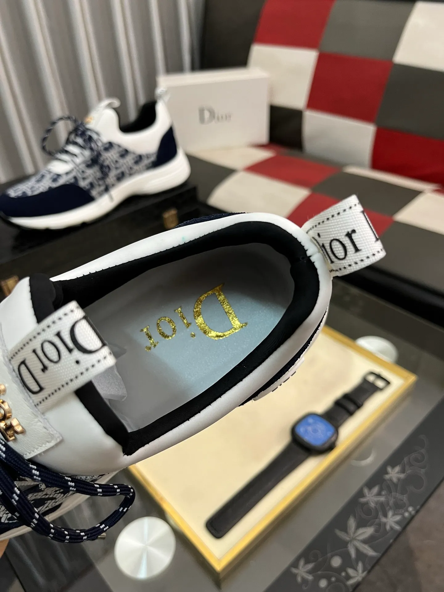 Men's Men's Shoes💰440⌚️⌚️ Dior's casual and sporty style combines the elements of dad's bag-soled shoes. It has successfully broken through the dad shoe style that has been on the streets in recent years and has become a beautiful landscape in luxury goods. The fabric is high mercerized with breathable mesh. The mesh on both sides of the shoe is made of three layers of composite technology. The bottom process uses package molding fabrics: imported high mercerized 🐂 cowhide stitching with original customized D-shaped mesh code number: 38-444️⃣ Colors available
